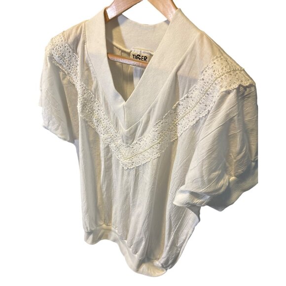 Vintage 90s Tiger White Lace Trim V Neck Top Sz L Banded Hem Sleeve Cuffs - Picture 2 of 8